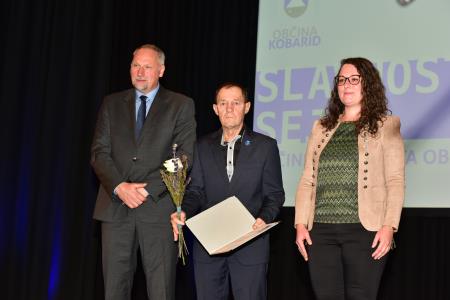 Denarno nagrado je prejel Alojzij Mohorčič. Na fotografiji z županom in podpredsednico komisije za nagrade in priznanja.